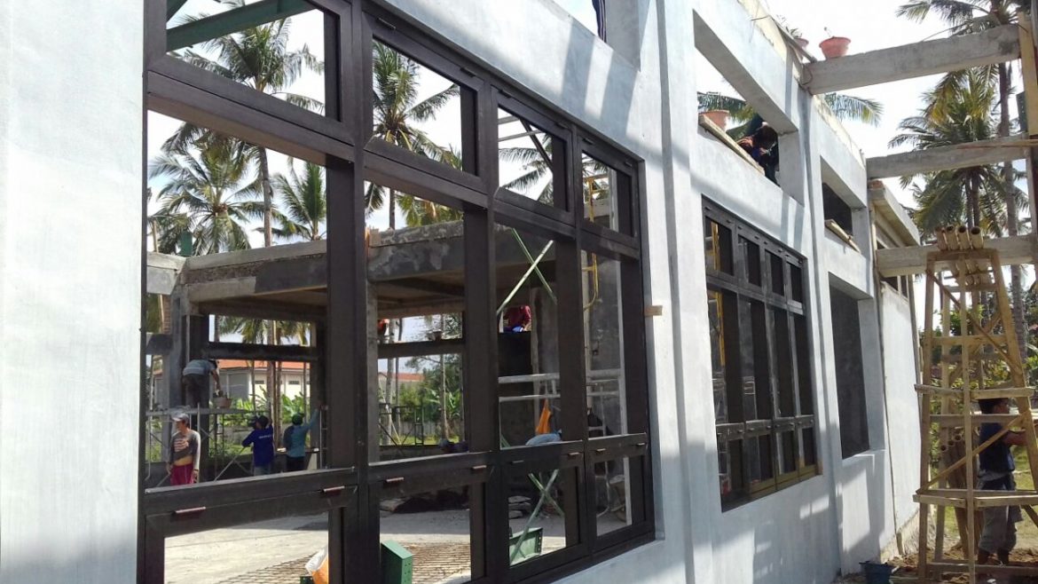 Pemasangan Kusen dan Jendela Alumunium di Proyek BLK Banyuwangi Jawa Timur